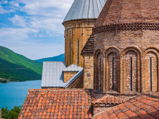 vista de cerca de las cúpulas del complejo del castillo de ananuri