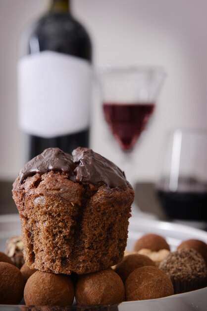 Vista de cerca de un delicioso pastel de chocolate con trufas y vino tinto