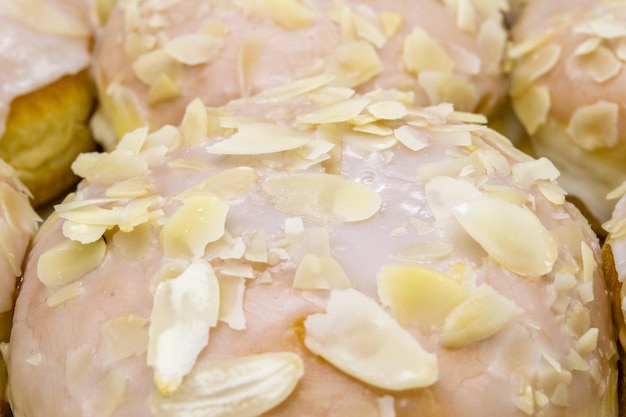 Una vista de cerca de deliciosos donuts con glaseado y chispas de almendras