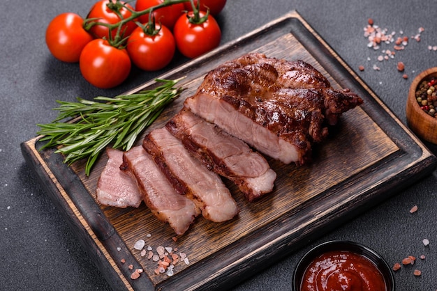 Vista de cerca de deliciosos medallones de carne a la parrilla servidos en la mesa