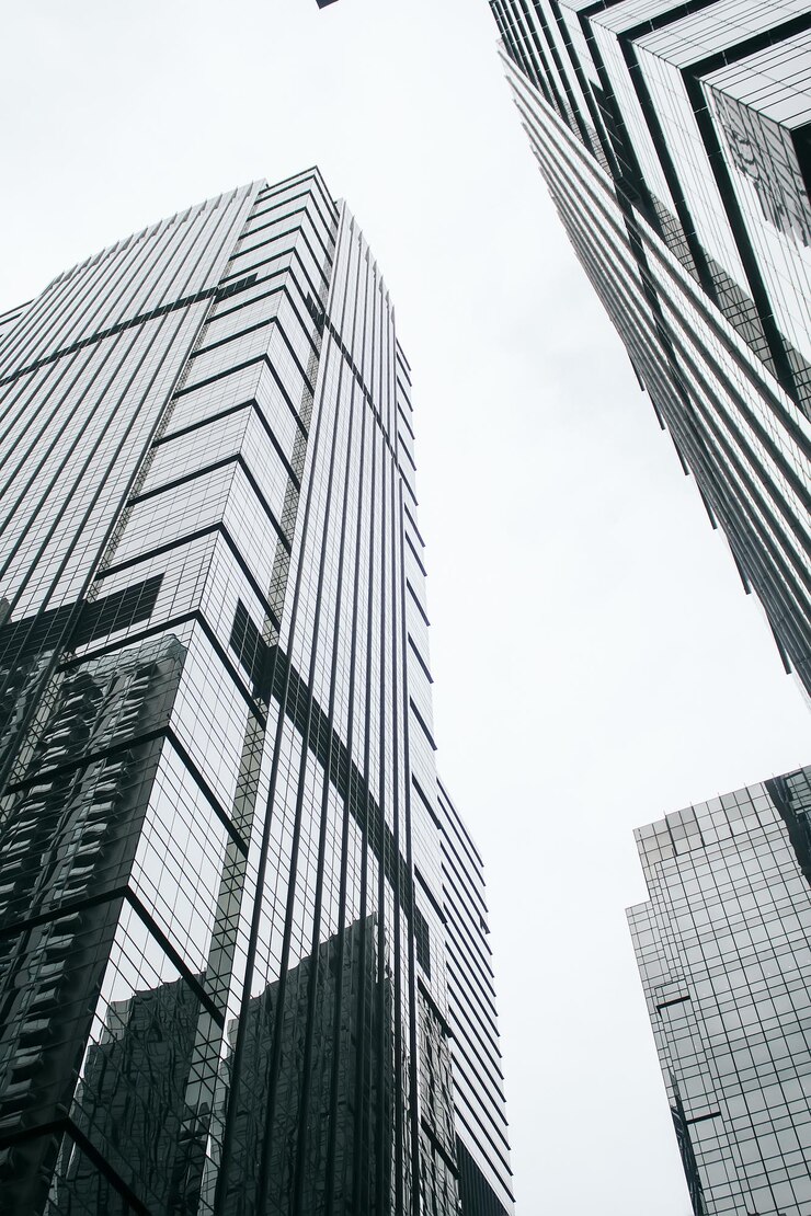 Una vista de cerca de un edificio de oficinas moderno con una fachada de vidrio de edificios urbanos de gran altura en el área de Astha