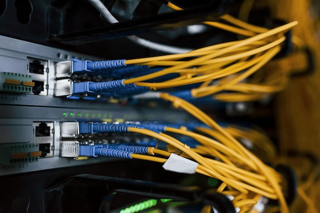 Foto vista de cerca del equipo de internet y los cables en la sala de servidores