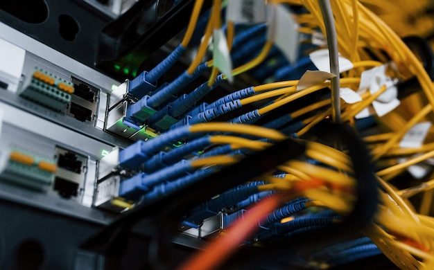 Vista de cerca del equipo de Internet y los cables en la sala de servidores