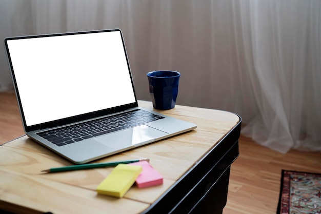 Vista de cerca del escritorio de la oficina en casa con la computadora portátil