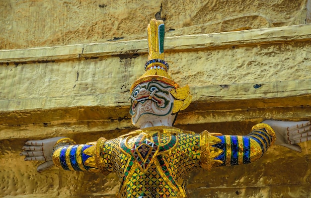 Vista de cerca de una estatua de guardia demoníaca en el Gran Palacio de Bangkok, Tailandia