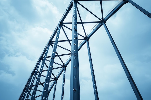 Vista de cerca de la estructura de acero del puente de acero