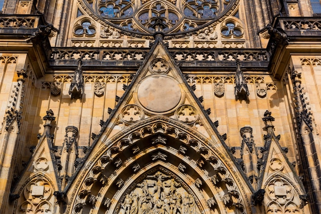 Vista de cerca de la fachada de la Catedral de San Vito, Praga, República Checa. Ciudad europea, lugar famoso para viajes y turismo