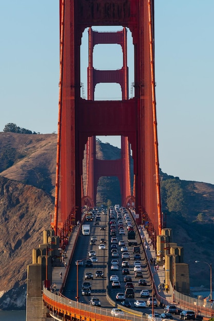 Foto vista de cerca del flujo de tráfico del puente golden gate con un cielo azul claro.