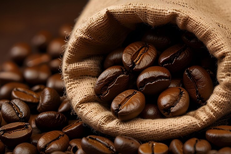 Vista de cerca de los granos de café tostados Granos de café asados en una bolsa de burlap