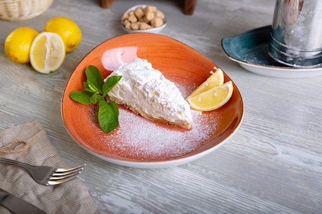 Vista de cerca del hermoso y elegante postre dulce servido en el plato Hermosa decoración plato de restaurante listo para comer Ambiente acogedor a la hora del té