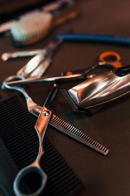 Vista de cerca de las herramientas antiguas de la barbería que se encuentran sobre la mesa