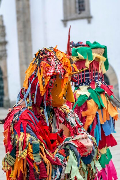 Vista de cerca del hombre enmascarado en un desfile de carnaval