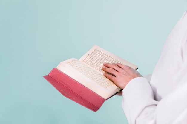 Foto vista de cerca de hombre leyendo en corán