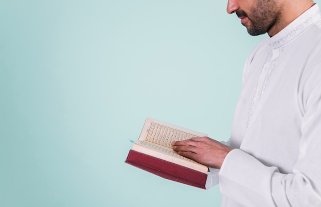 Foto vista de cerca de hombre leyendo en corán