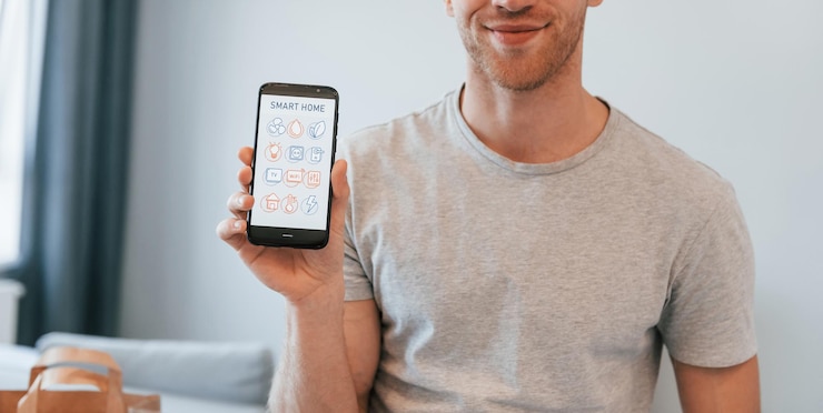 Foto vista de cerca del hombre que está en el interior controlando la tecnología del hogar inteligente