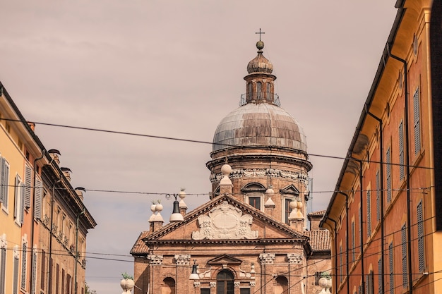 Vista de cerca de la Iglesia de Módena, Italia, en el centro histórico de la ciudad