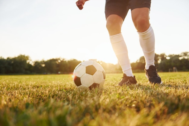 Vista de cerca El joven futbolista tiene entrenamiento en el campo deportivo