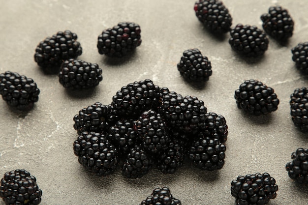 Vista de cerca de jugosas y sabrosas frutas de mora sobre mesa gris Enfoque selectivo Vitaminas en concepto de frutas frescas