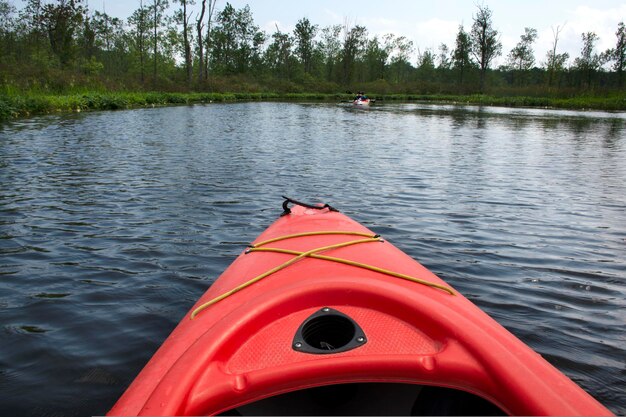 Vista de cerca de kayak rojo en kayak y piragüismo con la familia en kayak