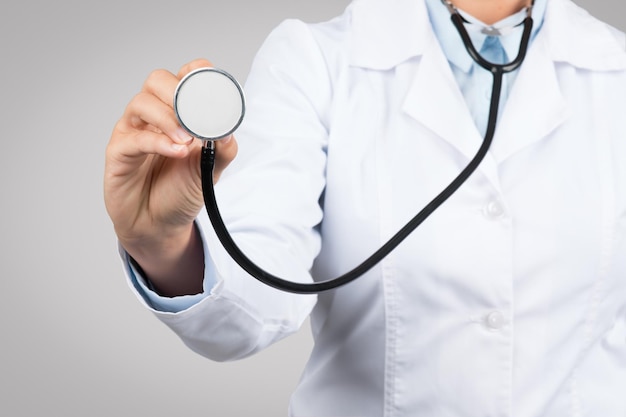Vista de cerca de la mano de una doctora que presenta un estetoscopio que simboliza los chequeos de salud