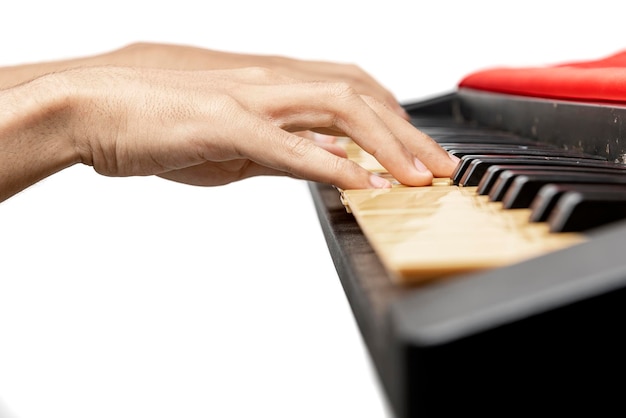 Foto vista de cerca de la mano humana tocando el teclado del piano electrónico