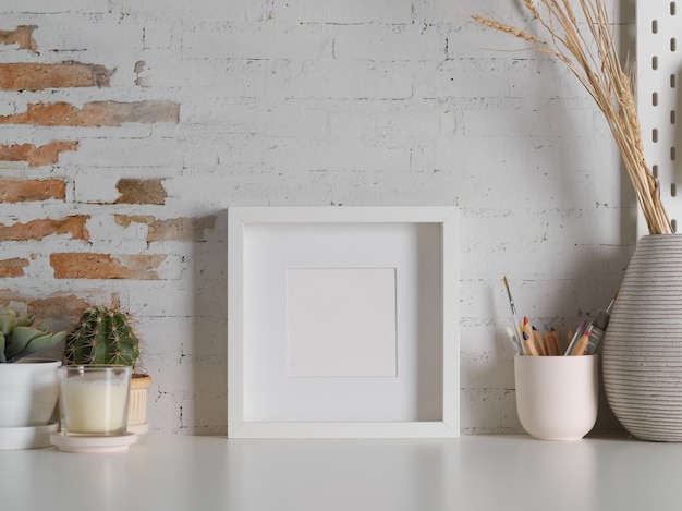 Vista de cerca de la mesa de trabajo con decoraciones