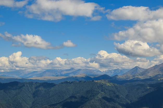 Vista de cerca de las montañas y escenas del valle en el parque nacional Dombai, Cáucaso, Rusia, Europa. Paisaje de verano, clima soleado, espectacular cielo azul y día soleado