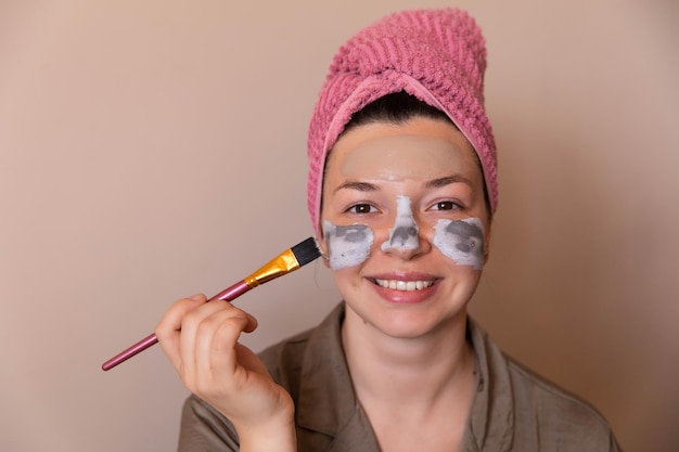 Vista de cerca de la mujer sonriente con cosméticos en la cara