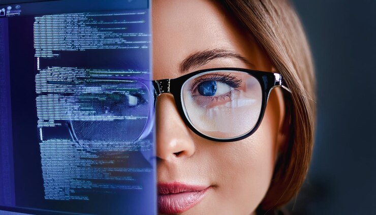 Foto vista de cerca del ojo azul en gafas con interfaz holográfica futurista para mostrar datos
