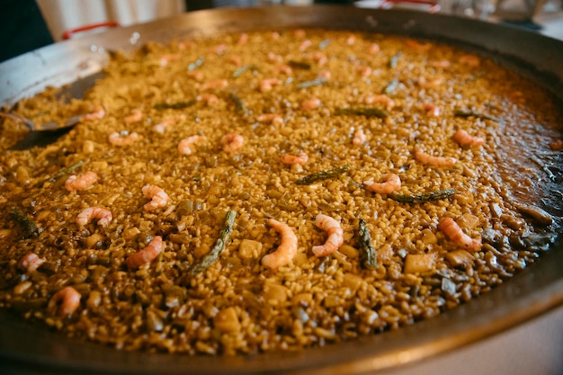 vista de cerca de una paella valenciana tradicional. foto de alta calidad