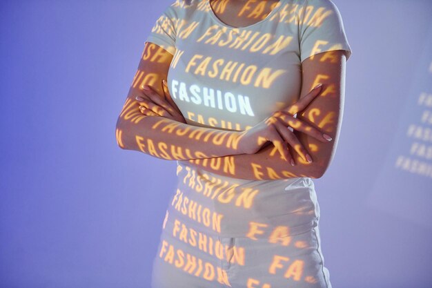 Foto vista de cerca con palabra de mujer hermosa mujer joven está en luces de neón del proyector en el estudio