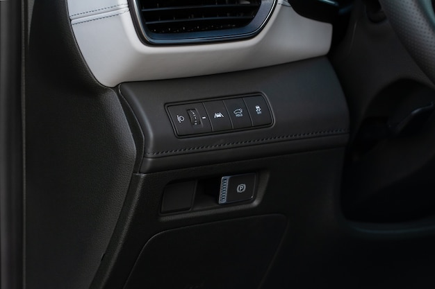 Vista de cerca del panel de control de los sistemas de seguridad electrónicos del coche moderno. Detalle interior del coche moderno.