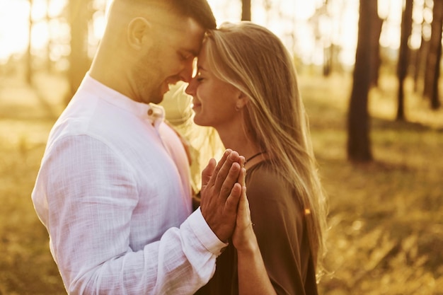 Vista de cerca La pareja feliz está al aire libre en el bosque durante el día