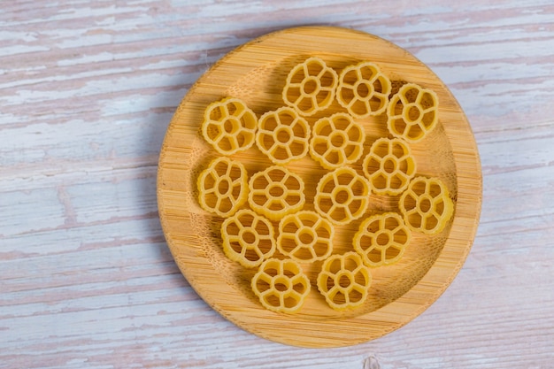 Vista de cerca de pasta cruda en mesa de madera.