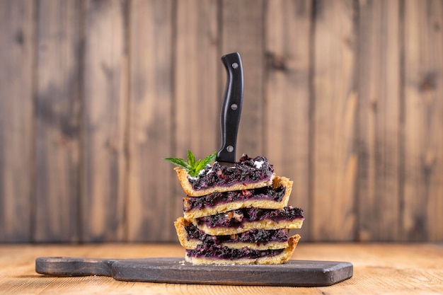 Vista de cerca de piezas de pastel de arándanos Postre orgánico casero Tarta de arándanos con espacio de copia de nuez