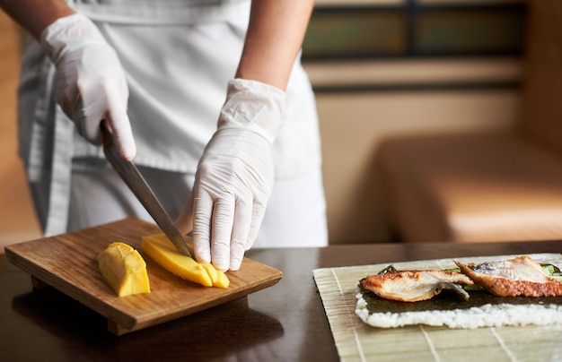 Vista de cerca del proceso de preparación de sushi de laminación