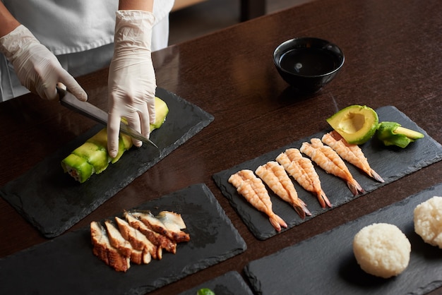 Vista de cerca del proceso de preparación de sushi de laminación