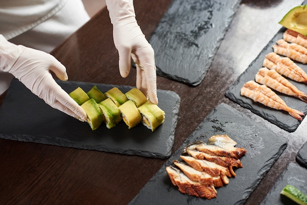 Vista de cerca del proceso de preparación de sushi de laminación