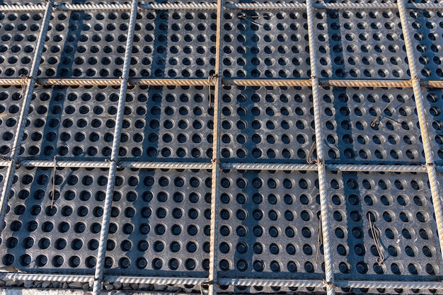 Vista de cerca del refuerzo de hormigón Alineación geométrica de barras de refuerzo en el sitio de construcción Pila de barras de acero de refuerzo