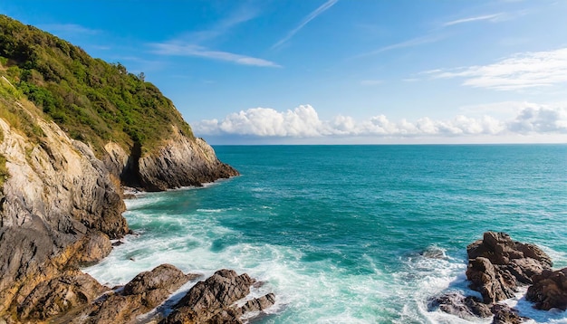 Foto vista de cerca de la roca en la costa con vista a la costa