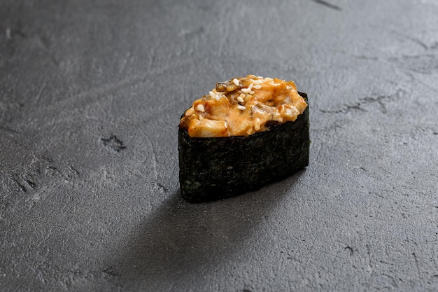Vista de cerca del rollo de sushi maki en la mesa de piedra