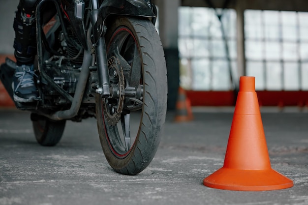 Vista de cerca de la rueda de una motocicleta de entrenamiento en el motordromo de la escuela de conducción