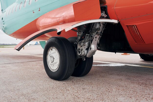 Vista de cerca de las ruedas de un avión turbohélice estacionado en la pista durante el día