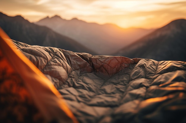 Vista de cerca del saco de dormir naranja en las montañas en el fondo ai generativo