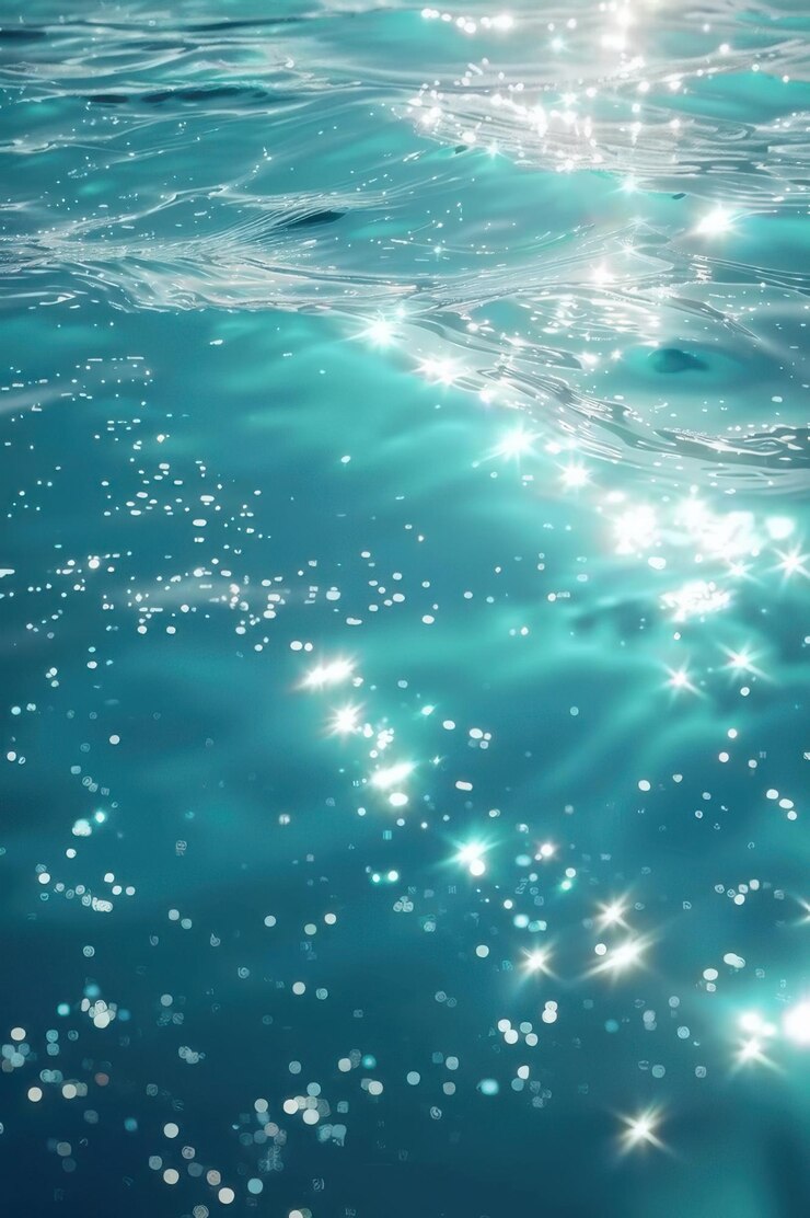 Vista de cerca de la superficie del agua brillante con reflejos de luz relucientes que crean una vista tranquila y hipnotizante