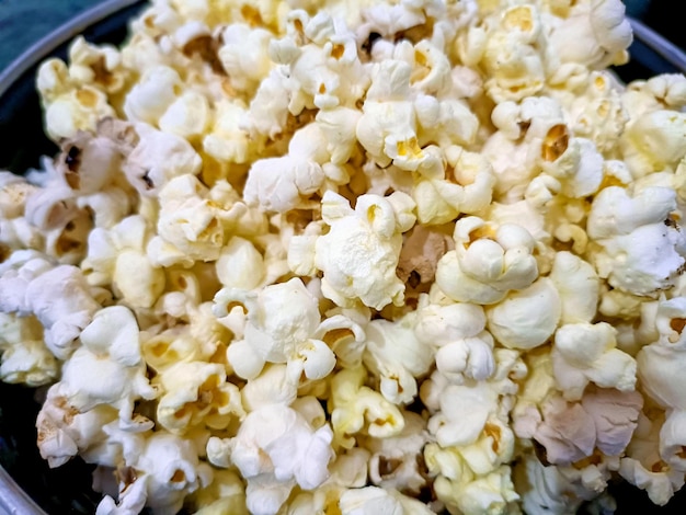 Una vista de cerca del tazón de palomitas de maíz en una mesa de madera