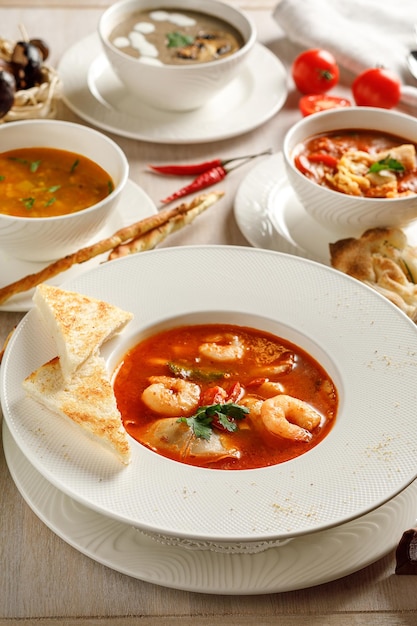 Vista de cerca del tazón con sopa de tomate