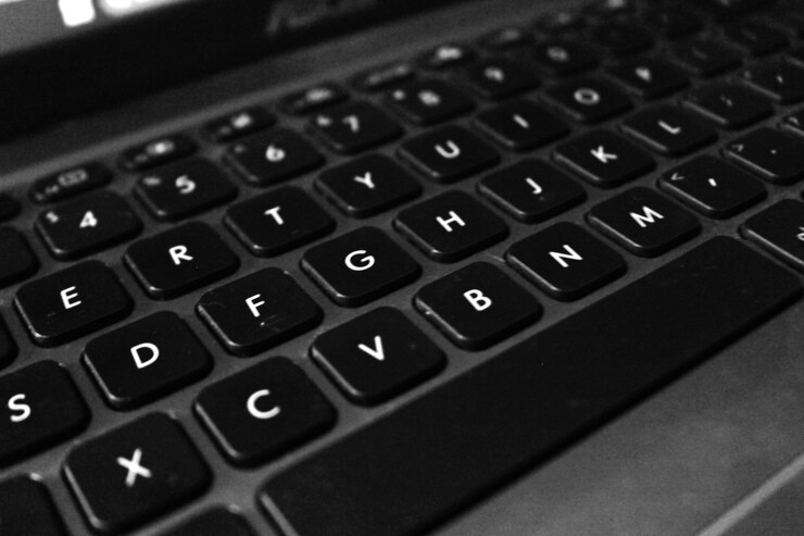 Foto vista de cerca de un teclado de portátil en blanco y negro