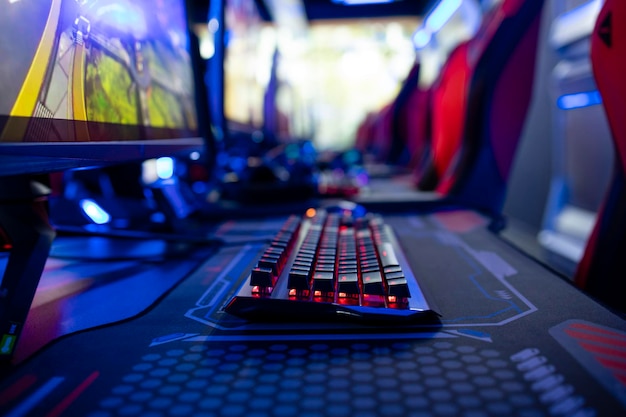 Vista de cerca del teclado en la sala de videojuegos Industria del entretenimiento