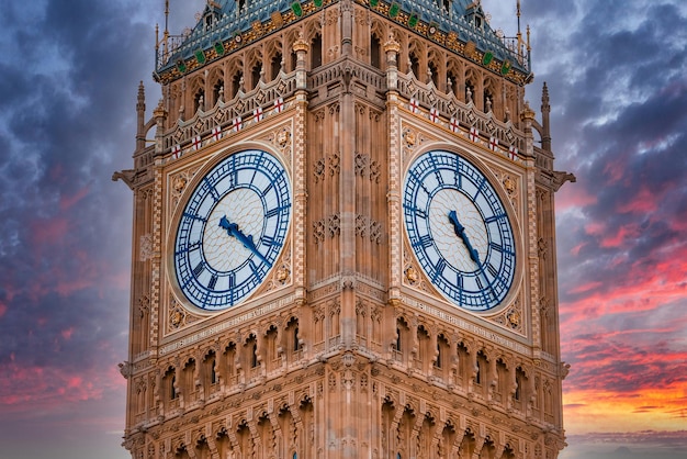 Vista de cerca de la torre del reloj big ben y westminster en londres